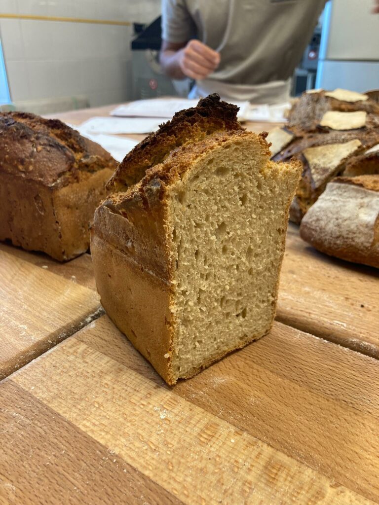 Pain bio 100% levain, farines et ingrédients issus de l’agriculture biologique. Farines locales.